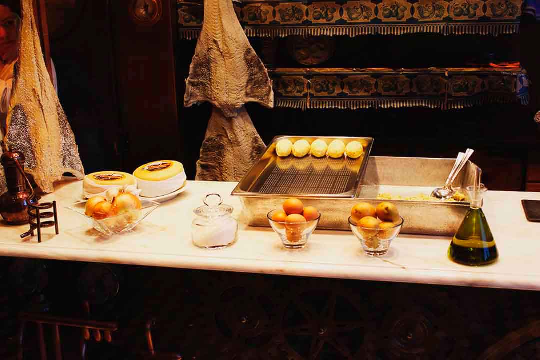 Imagen de un escaparate con croquetas de bacalao