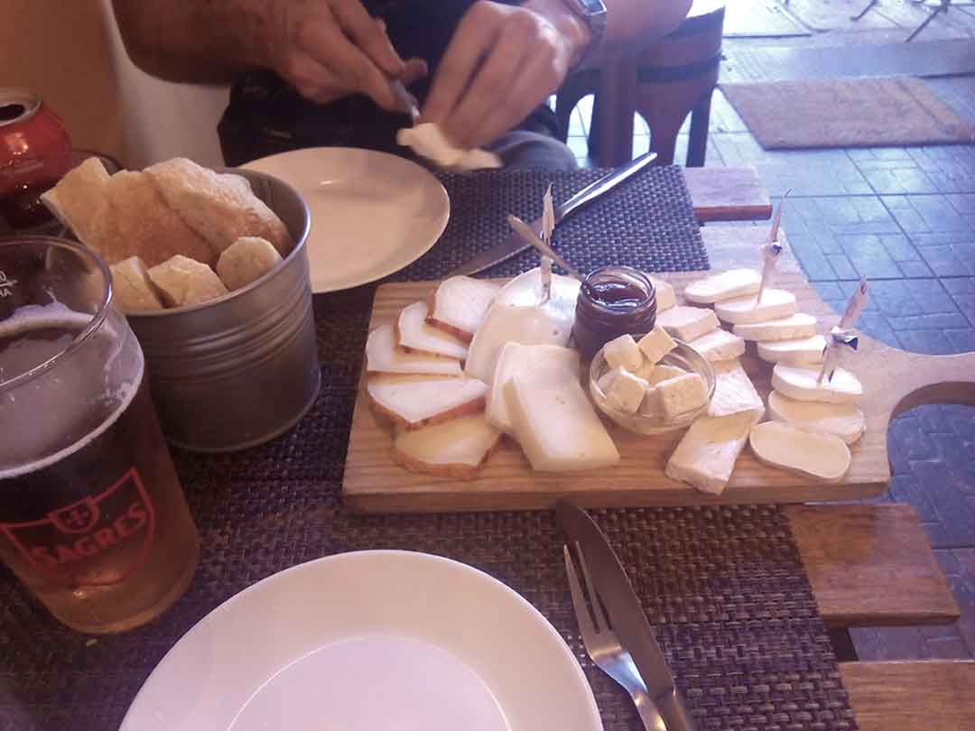 Tabla de quesos con mucha variedad