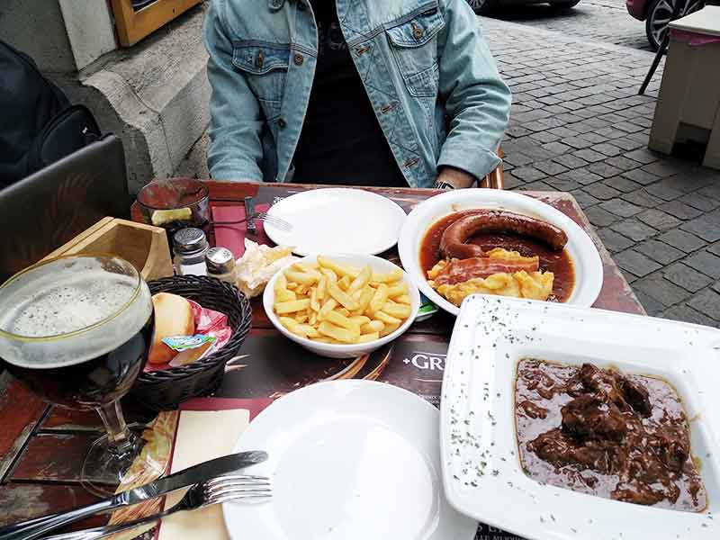 Imagen de una cena típica del lugar